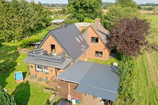 Solides Einfamilienhaus mit ca. 6.300 m² großem Grundstück in 25767